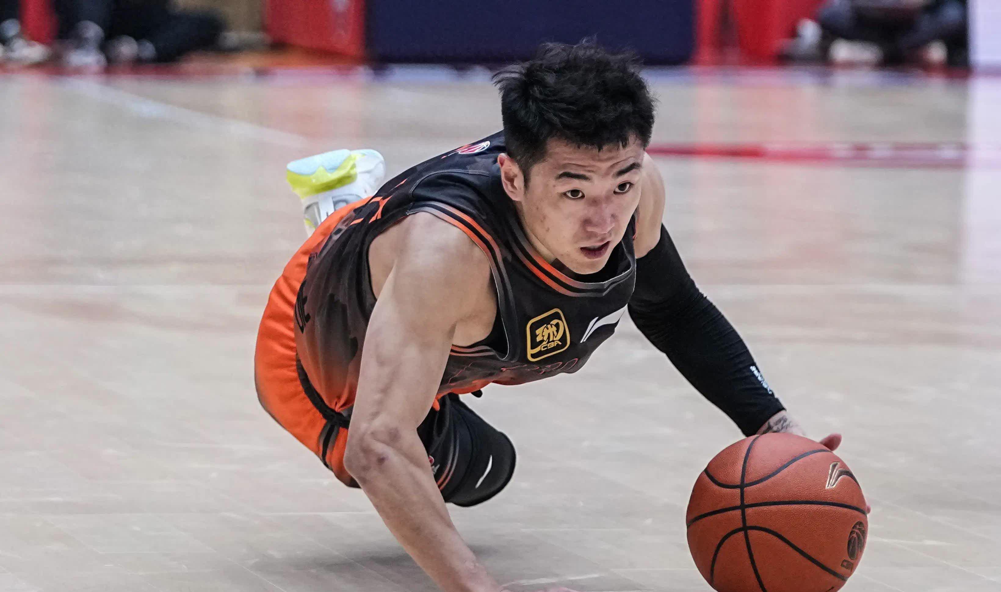 今晚体能课后；山东男篮回应争议备战英超；引发热议；训练强度明显提升