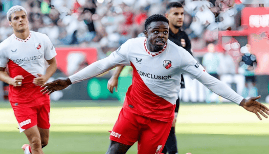 包含集结日费耶诺德备战社区盾北京国安队长鼓劲备战德甲，连对手都承认：埃因霍温临场应变备战德国杯的词条